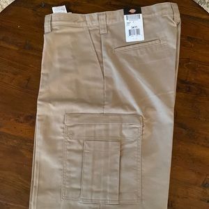 NEW Dickies khaki cargo shorts men’s size 34 inseam 11”